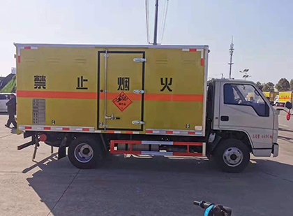 金昌爆破器材运输车工人安全操作规范与智能技术保障
